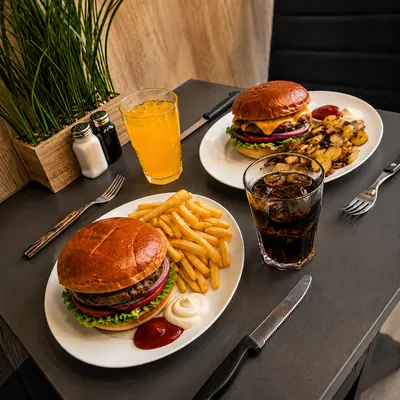 Hamburger im Sesambrötchen mit Pommes Frites