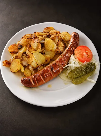 Currywurst mit Currysauce und Currypulver