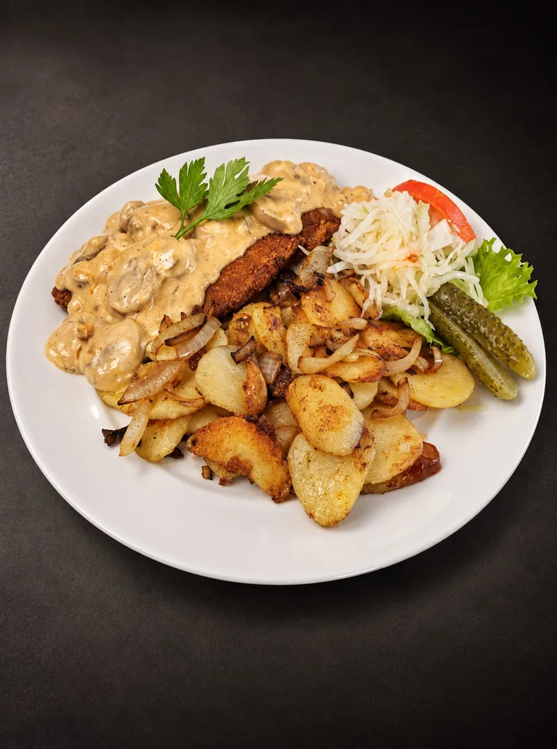 Schaschlikspieß mit Fleisch und Zwiebeln, dazu Kroketten