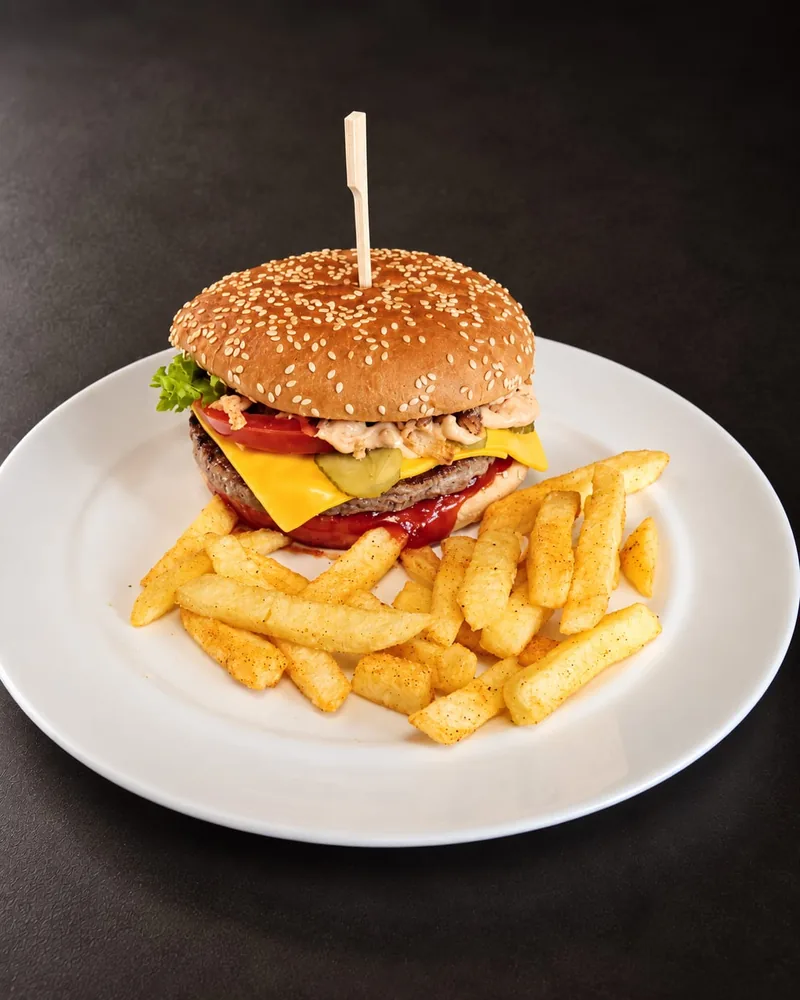 Strammer Max mit zwei Spiegeleiern und Schinken auf dunklem Brot, dazu Krautsalat und Gewürzgurken